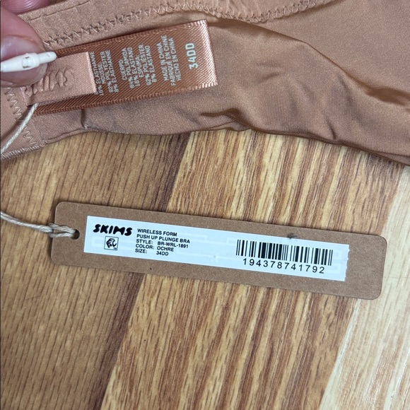 Skims Wireless Form Push Up Plunge Bra size 34 DD - Picture 10 of 15